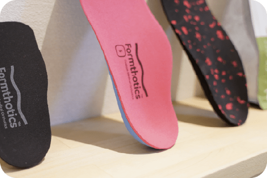 カラフルなオーダーメイドインソールの展示