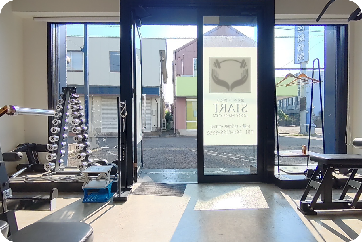 START関店の入口とトレーニング器具