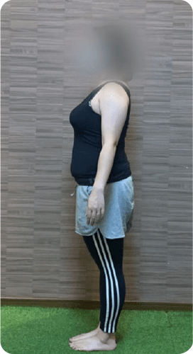 トレーニング後の横向きの女性