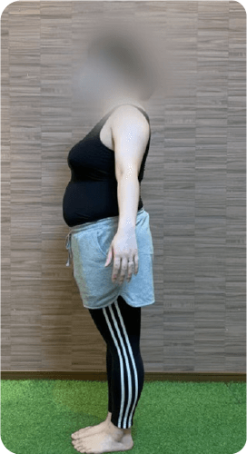 トレーニング前の横向きの女性