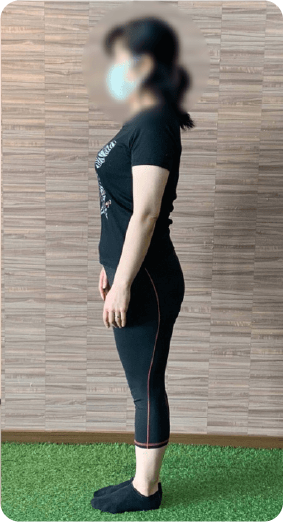 トレーニング後の横向きの女性