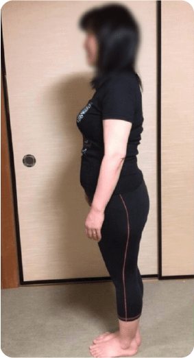 トレーニング前の横向きの女性
